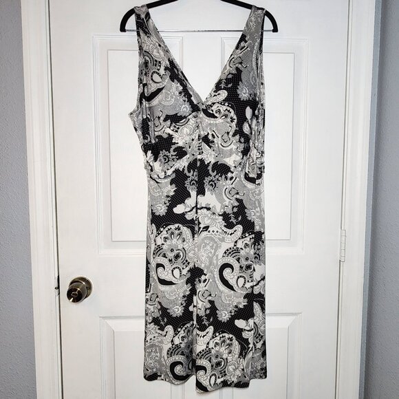 Carina Black and white paisley, knee-length dress - Size: Large - Picture 1 of 6
